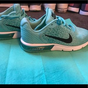 EXCELLENT CONDITION NIKE WOMENS